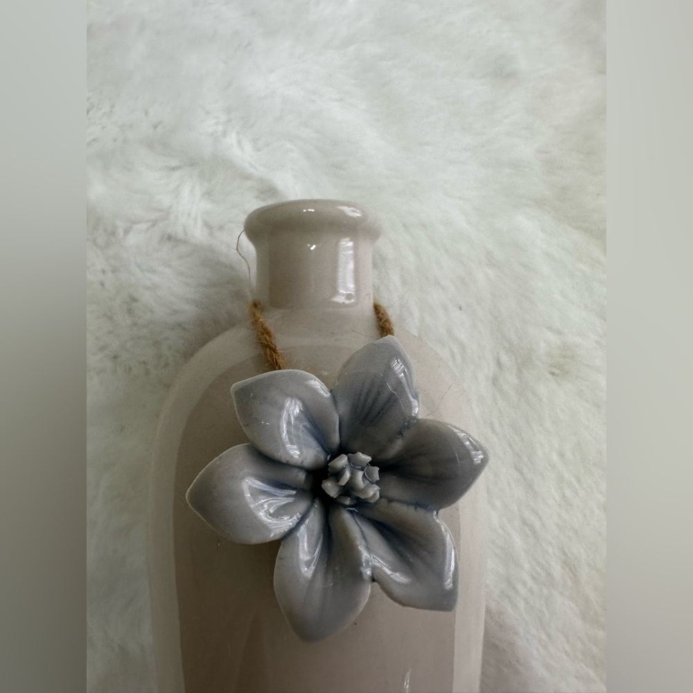 Elegant Cream Vase with light blue Floral Accent - Picture 2 of 5